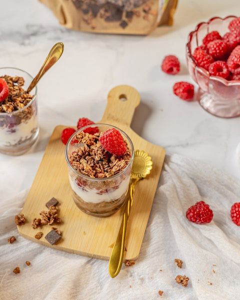 Verrines de muesli croustillant chocolat, yaourt et framboises
