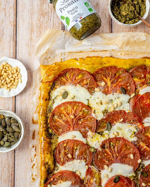 Tarte feuilletée au Pesto Verde, tomates et mozzarella