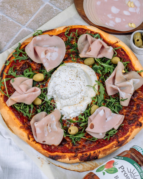 Pizza à la mortadelle, burrata et sauce tomate basilic