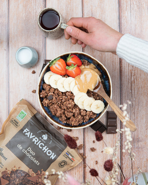 Crunchy muesli with a duo of organic chocolates