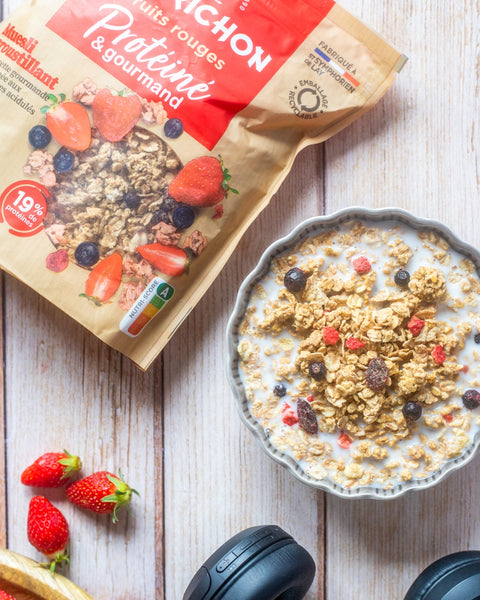 Crunchy protein muesli with organic red berries